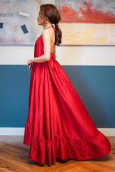 Robe longue dos nu en soie fluide avec col licou réglable et ourlet à volants